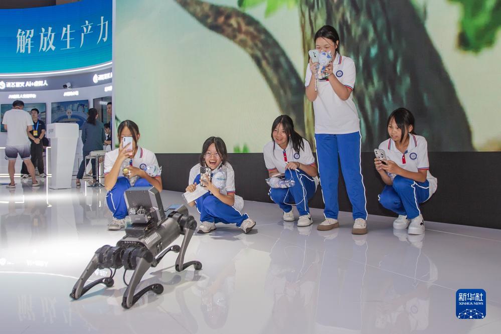 9月4日，在2023智博會科大訊飛展廳，訊飛工業(yè)巡檢機(jī)器人與觀眾互動。新華社記者 儲加音 攝