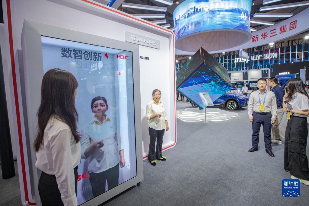 9月4日，在2023智博會會場，觀眾體驗生成AIGC虛擬形象。新華社記者 黃偉 攝