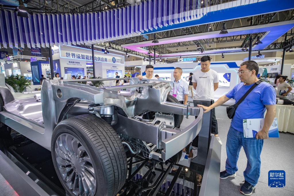 9月4日，在2023智博會浙江孔輝汽車科技有限公司展廳，觀眾參觀電控空氣懸掛系統(tǒng)展示平臺。新華社記者 黃偉 攝