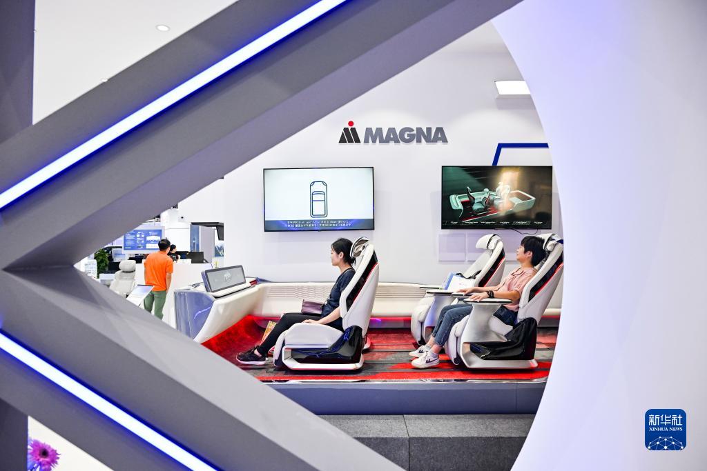 9月4日，觀眾在2023智博會“智能駕艙”展區(qū)參觀、體驗。新華社記者 王全超 攝